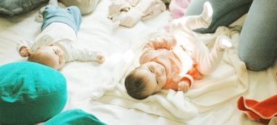 Babys auf Matte im Babytreff