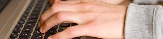 Bild von Händen auf Computertastatur