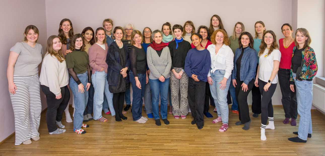 Gruppenfoto zahlreicher MitarbeiterInnen des Hebammenzentrums