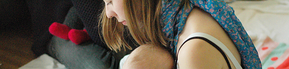 Mutter mit Baby am Schoß