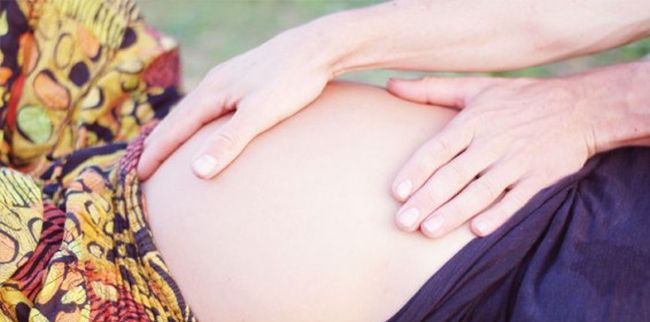 Bild Hände berühren den Bauch einer Schwangeren Frau