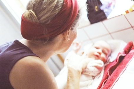 Bild von Hebamme mit Baby am Wickeltisch